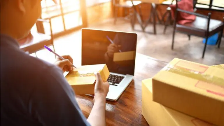 Proponen eliminar el "impuesto país" para pago en dólares a plataformas digitales: qué dice el proyecto