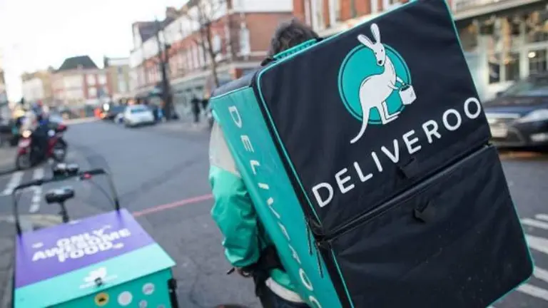 Duro revés para Deliveroo: según la Justicia, sus repartidores son "falsos autónomos"