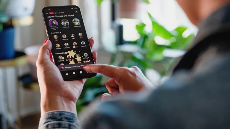 Facebook ahora se "inspira" en Clubhouse: ¿cómo es su plataforma de podcast y salas de audio?