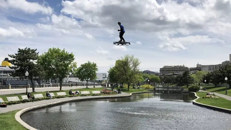 Nada que envidiarle a Marty McFly: mirá cómo funciona el primer monopatín volador