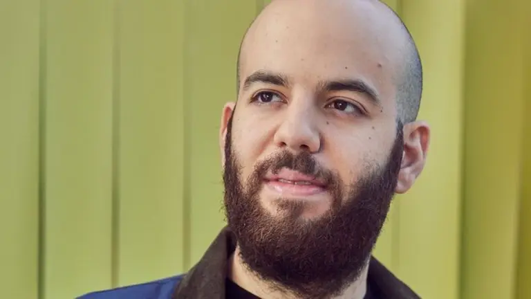 Los secretos de este multimillonario nómade digital que maneja su empresa mientras viaja