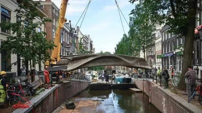 Instalan en Amsterdam el primer puente de acero impreso en 3D del mundo: ¿cómo se diseñó?