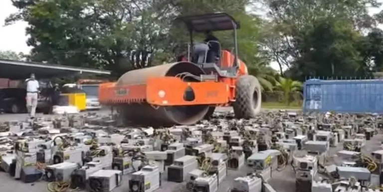 Video inédito: destruyen más de mil equipos de minado de Bitcoin con una aplanadora
