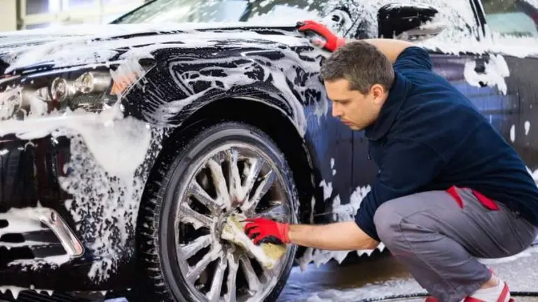 Los llamás por la app y van a tu casa a limpiarte el auto: la propuesta del "Rappi" de los lavacoches