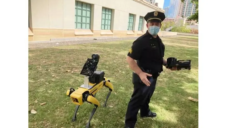 Como en "Black Mirror": la policía ya usa perros robots para vigilar y "escanear" gente con COVID