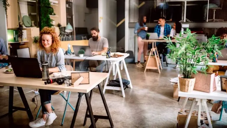 Ni en casa ni en la oficina: cómo elegir el coworking ideal para teletrabajar
