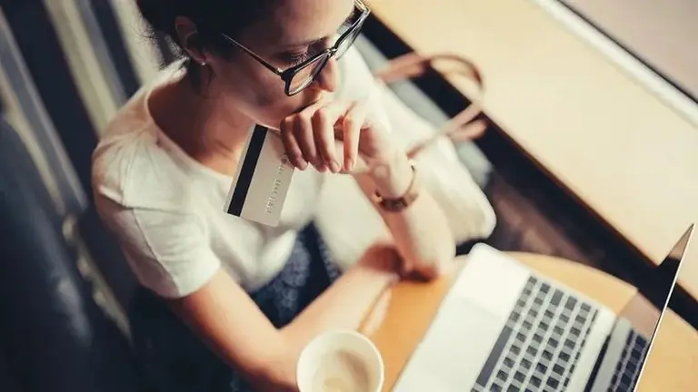 Pagar con tarjeta, crédito bancario o préstamo fintech: qué te conviene más para financiar una compra