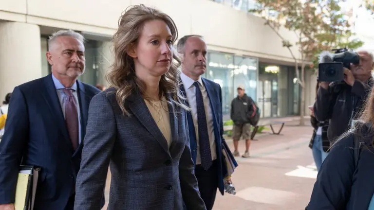 Elizabeth Holmes en problemas: ¿por qué la exfavorita de Sillicon Valey podría pasar 20 años en prisión?