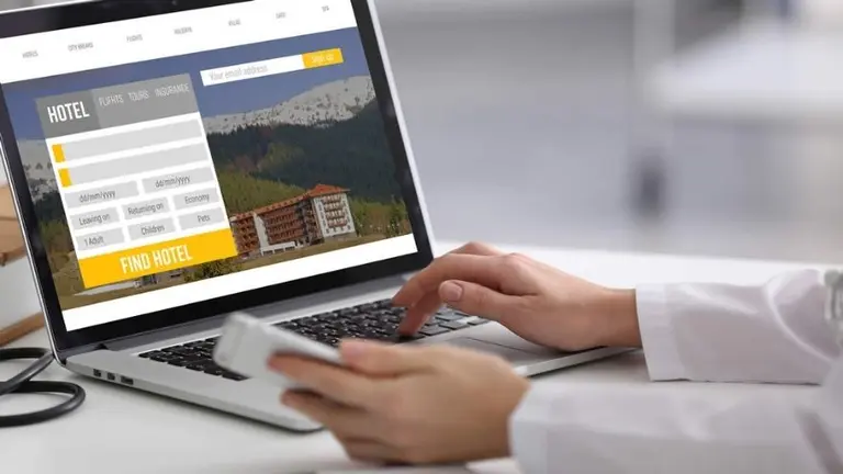 Booking suma un impensado competidor: ¿Qué fintech se lanza a ofrecer reservas de alojamiento?