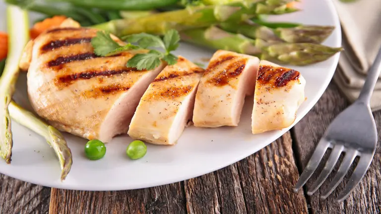 Futuro de la alimentación: "imprimen" carne de pollo y la cocinan con rayos láser