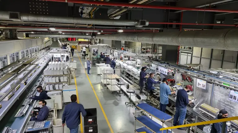 Televisores, celulares, notebooks, aires: los secretos de producción del fabricante más "groso" de Argentina