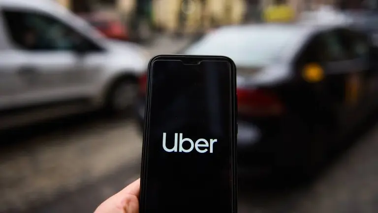 Las acciones de Uber alcanzan un récord histórico tras lanzar su propio servicio de robotaxis