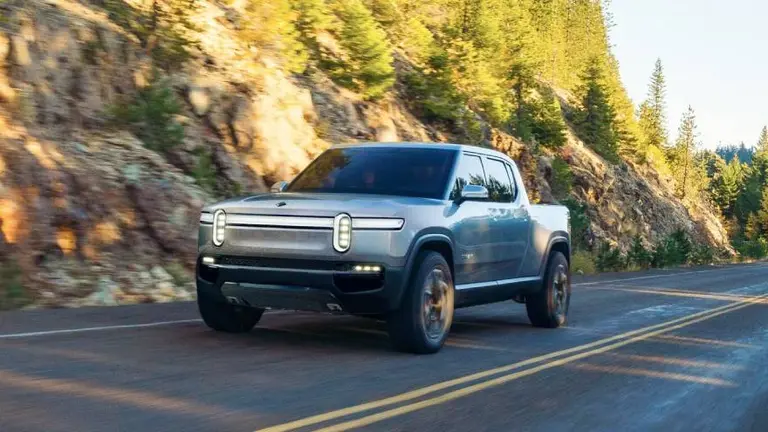 Rivian, la automotriz que "enamoró" a Bezos: ¿cómo duplicó su valoración sin tener ingresos?