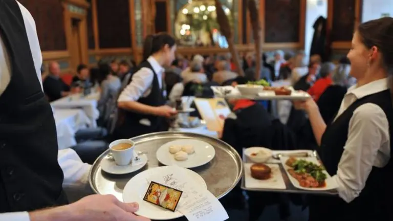 Chau a los billetes en la mesa: conocé la billetera virtual que te permite dar propina desde el celular