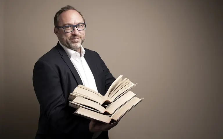 El fundador de Wikipedia desafía a Elon Musk y su "Grokipedia"