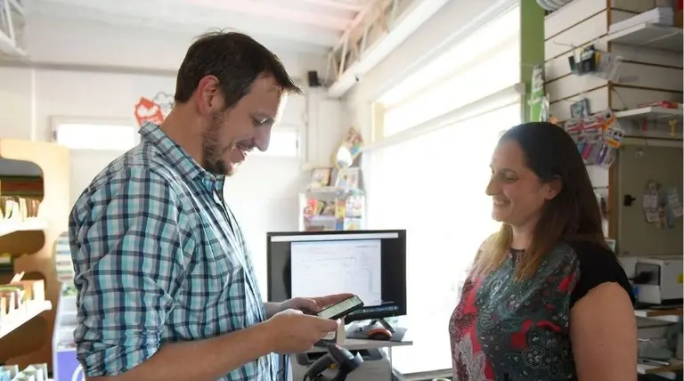 Tarjetas y servicios financieros propios: la clave para mejorar la experiencia al cliente