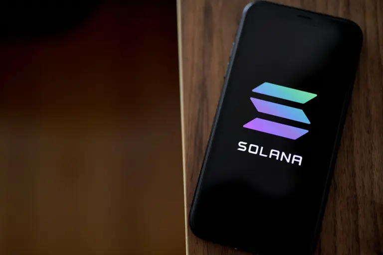 Lanzan un dólar cripto "tapado" en la blockchain de Solana: ¿de cuál se trata?
