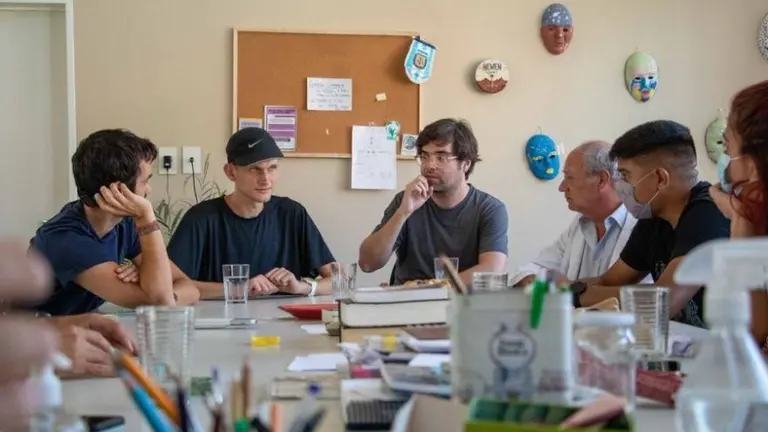 Buterin no se va: creador de Ethereum visitó escuelas y recorrió el Barrio 31 Carlos Mugica en CABA