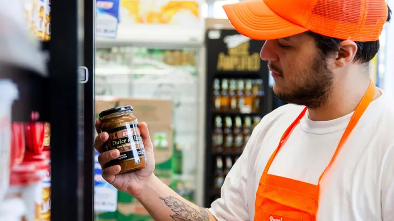 Nuevos puestos que pide el mercado: qué hacen los personal shoppers y por qué los buscan tanto las empresas