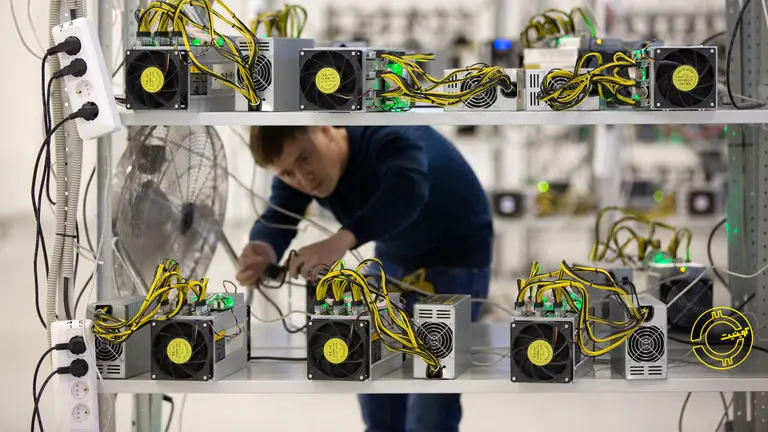 Además de comprar criptomonedas, podés "fabricarlas": conocé si es legal la minería y qué impuestos paga