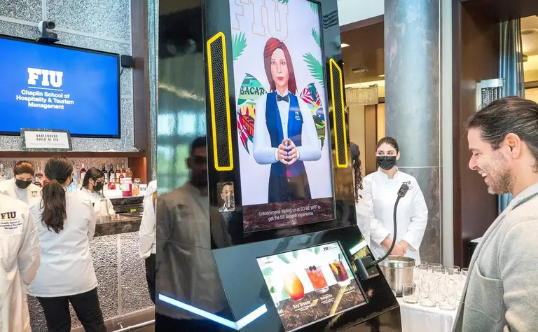 Te presentamos a Cecilia: la primera bartender con inteligencia artificial