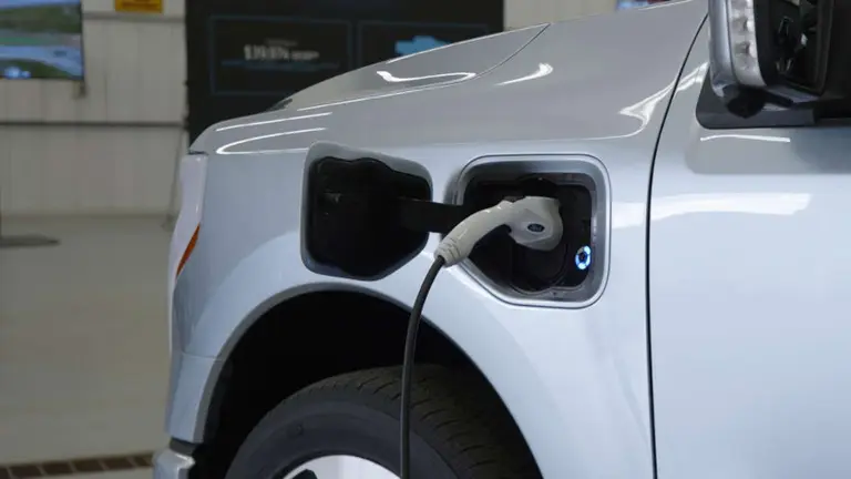 Ahorrás en combustible y hasta pagás menos patente: cómo son las pickups híbridas de Toyota, Ford y RAM