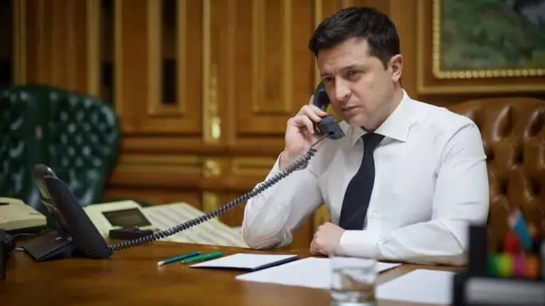 Guerra en Ucrania: ¿cómo es el celular que usa el presidente Zelensky para no ser espiado?