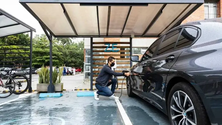 Xiaomi se expande: la compañía debuta en el mundo automotriz con su primer auto eléctrico