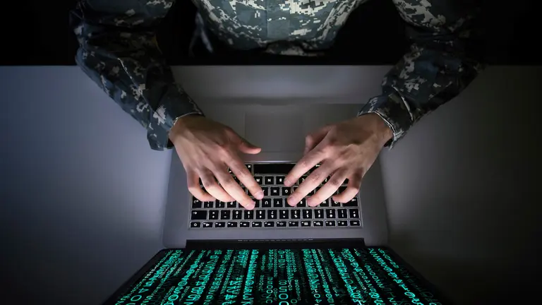 Tanques y armas, solo una parte: así es la primera "guerra 4.0" Rusia-Ucrania con ciber soldados, criptos y en redes