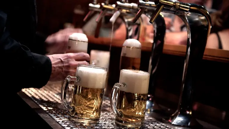 Recibió propina en Bitcoin y lanzó la pregunta del millón: la reacción viral de una moza argentina