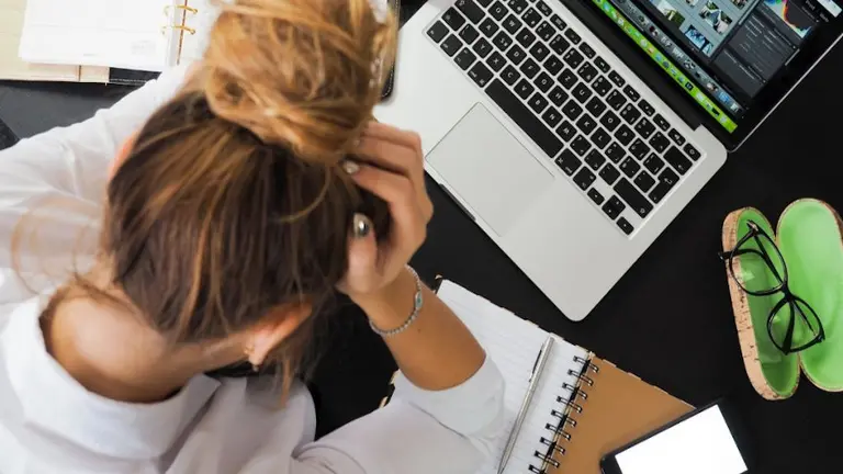 Hackeá tu realidad laboral: cómo lograr el bienestar en tu trabajo