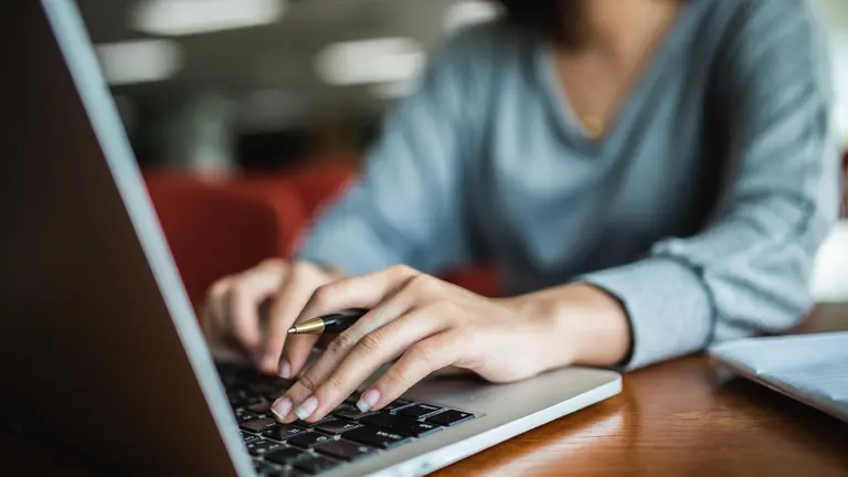 ¿Por qué todo el mundo habla de ChatGPT?: qué es, cómo funciona y cómo aprovecharlo