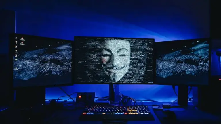 Anonymous no le da tregua a Rusia: filtra datos de soldados, del banco central y de la Iglesia ortodoxa