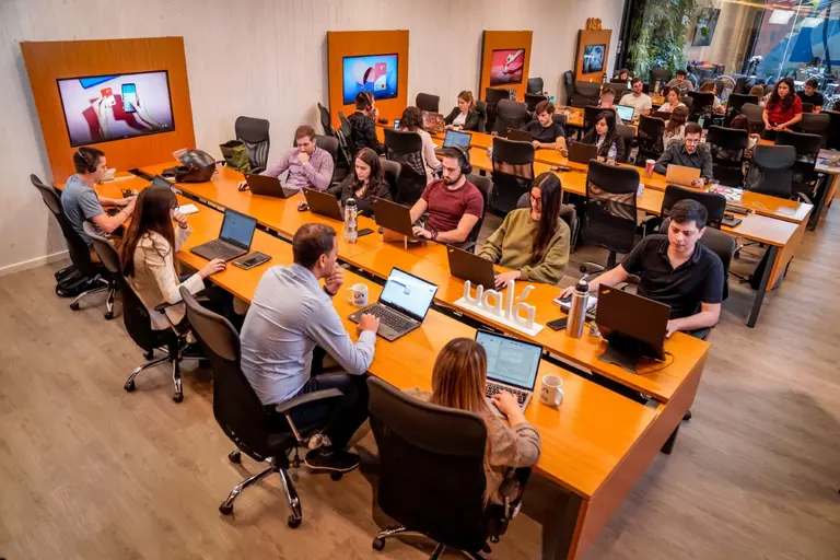 Ualá busca sumar talentos para distintas áreas de trabajo: que puestos ofrece y cómo anotarse