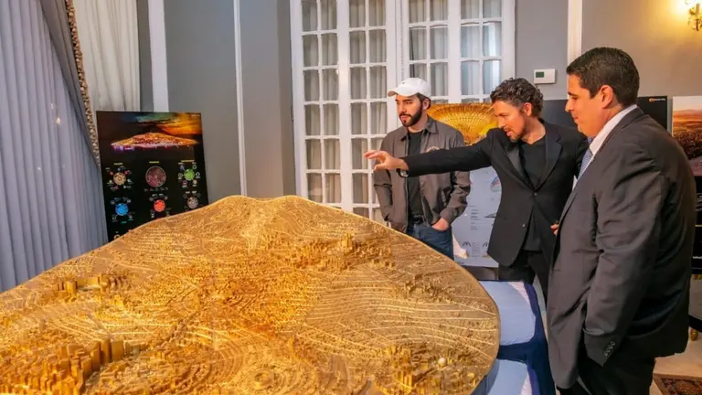 En medio de la caída y en riesgo de default, el presidente de El Salvador "se emociona" con la Bitcoin City