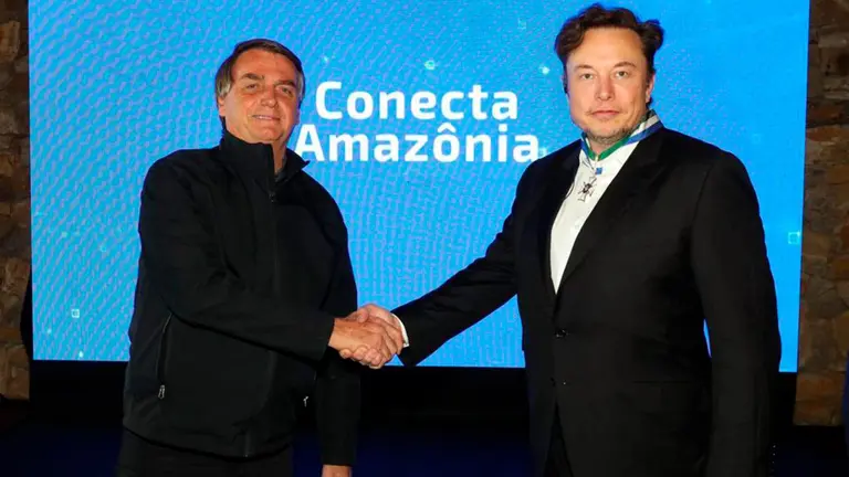 Elon Musk cierra un histórico acuerdo con Bolsonaro para dar internet a escuelas rurales
