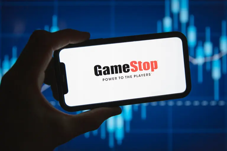 GameStop anuncia plan para compra millonaria de Bitcoin y sus acciones se desploman 25%: qué ocurrió