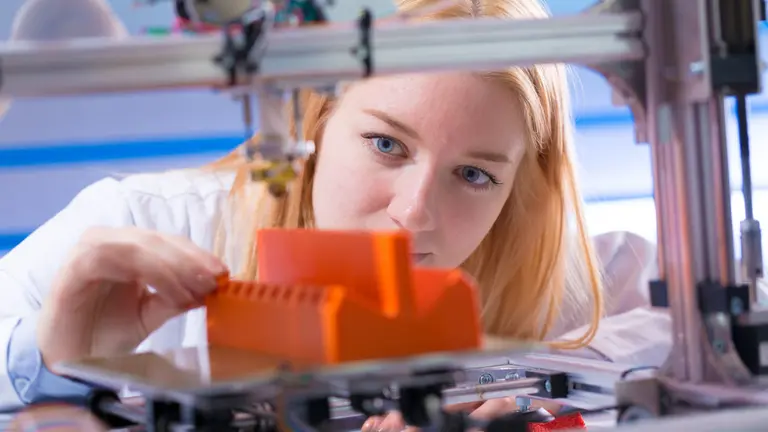 Con poca plata y espacio, te armás una "fábrica" en tu casa: cómo subirte a la revolución 3D y cuánto podés ganar