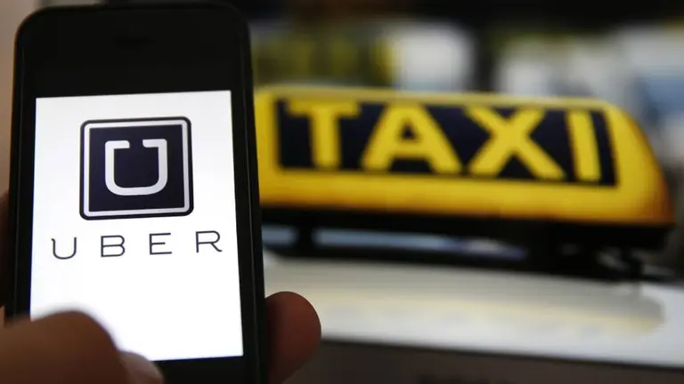 Quieren regular Uber, Cabify y Didi: claves del proyecto que tensiona a taxis y apps de viajes