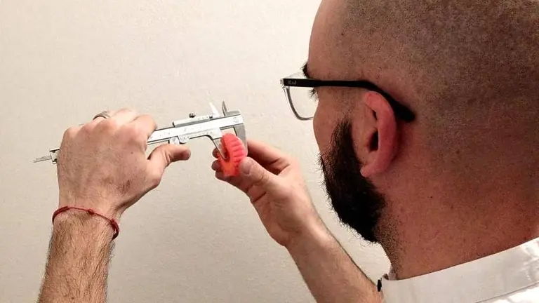 Por trabas a la importación, armó su "fábrica" de repuestos con una impresora 3D y crea piezas a medida