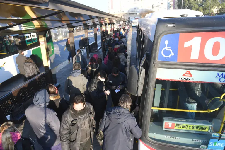 Paro de colectivos: conocé estas 4 aplicaciones que te ayudan a viajar mejor en un día complicado