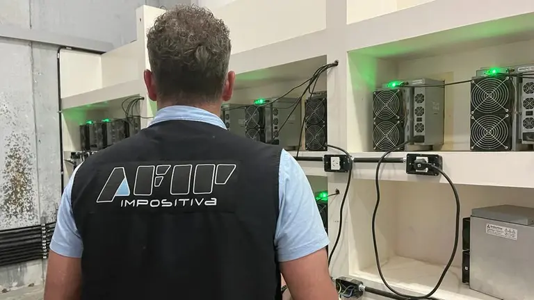 AFIP no para: dónde descubrió otras dos granjas cripto "clandestinas" operadas por monotributistas