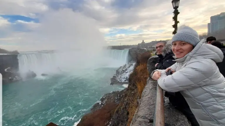 Se van de vacaciones afuera, trabajan, ganan en dólares y se quedan: cuál es el "secreto" de muchos argentinos