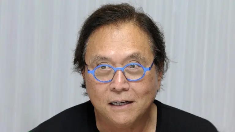 Robert Kiyosaki predijo un colapso financiero: cuándo ocurrirá y en qué invertir para protegerse