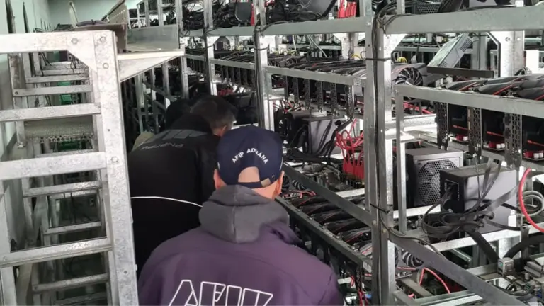 La AFIP da otro golpe y descubre una granja de minería clandestina en "La Feliz"