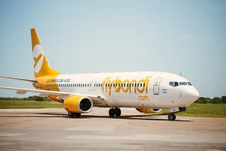 Paso a paso cómo enviar tu CV a Flybondi y cuánto puedes ganar: conocé todas las vacantes disponibles