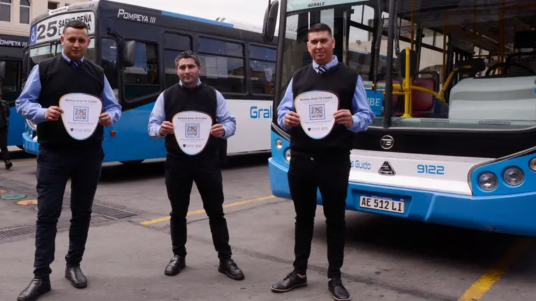 Así funcionan los nuevos códigos QR en colectivos para hacer denuncias en línea