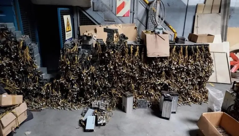 AFIP desmanteló una granja de criptomonedas que utilizaba cables robados