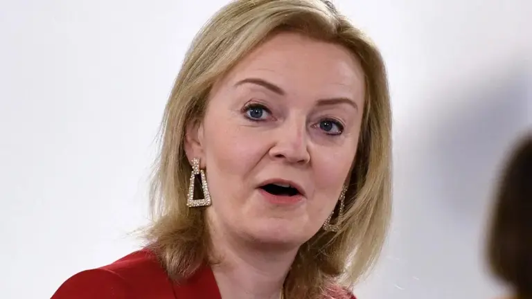 Renunció Liz Truss como primera ministra de Gran Bretaña y las redes se llenaron de memes