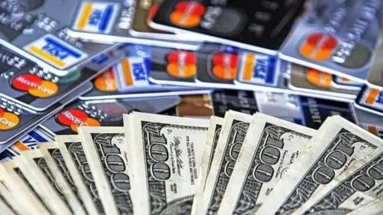 Chau tarjeta de crédito: ¿por qué se "puso de moda" esta herramienta "tapada" para comprar en el exterior?